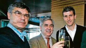 <b>ESPERANZA. </b>El presidente Muñoz y el entrenador Gracia, flanqueados por Peguero y Fleurquin, brindaron por seguir con la racha.