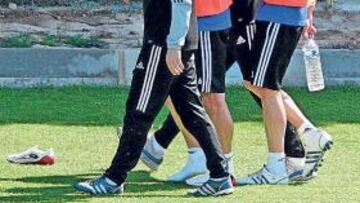 <b>DECEPCIÓN. </b>Pignol, descalzo, se retira tras lesionarse acompañado por los fisios y Rubén Pulido.