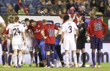 Morata es atendido por un golpe en la cara.