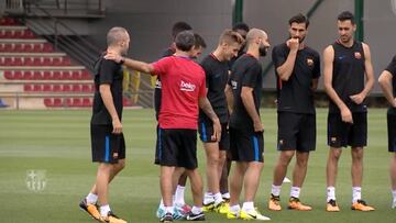 Valverde se entrega a Messi e Iniesta: el saludo más cariñoso