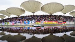 Mercedes&#039; British driver Lewis Hamilton drives during the Formula One Chinese Grand Prix in Shanghai on April 9, 2017. / AFP PHOTO / Johannes EISELE