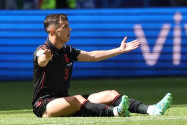 Jasir Asani durante el Albania-Croacia de la fase de grupos de la Eurocopa donde vistió las zapatillas de Super Mario Bros.