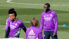 Mendy, junto a Modric, Militao y Vinicius en el entrenamiento de este viernes en Valdebebas.