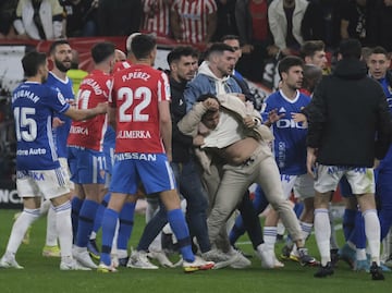 Bronca en el césped tras finalizar el partido entre los jugadores de ambos equipos. En la imagen, el jugador del Sporting Jony (de paisano).