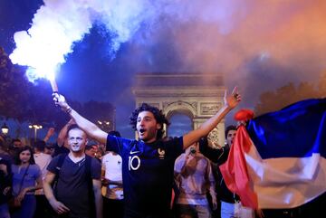 Los aficionados franceses celebraron la clasificación de su selección para la final del Mundial. 