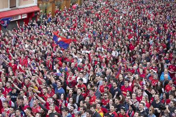 Los aficionados rojillos celebraron en el ayuntamiento de Pamplona el ascenso a Primera División.