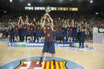 Juan Carlos Navarro empezó a jugar como profesional en 1997 en el Barcelona hasta la temporada 2007/2008 en la que jugó con los Memphis Grizzlies. Volvería en 2008 al Barcelona, club en el que sigue en activo. En su haber tiene 8 Ligas, 6 Copas del Rey y 