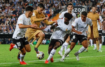 Pedro entre Samuel Lino y Thierry Correia.
