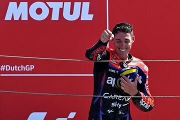 El piloto español de Aprilia Aleix Espargaro celebra su tercera plaza en el GP de los Países Bajos.