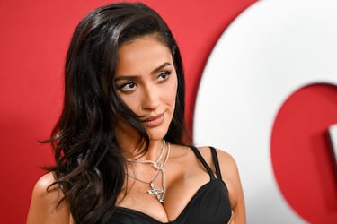 Shay Mitchell posa en la alfombra roja de la gala 'Hombres del año 2025' de GQ en Los Ángeles.