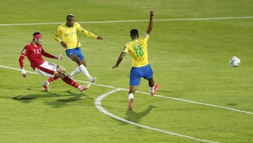 Soccer Football - African Champions League - Quarter Final First Leg - Al Ahly v Mamelodi Sundowns - Al Salam Stadium, Cairo, Egypt - May 15, 2021 Al Ahly&#039;s Taher Mohamed scores their first goal REUTERS/Amr Abdallah Dalsh