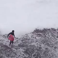 Clase magistral de cómo no entrar al mar desde las rocas