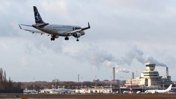 Imagen de un avión aterrizando en un aeropuerto.