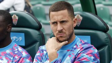 Eden Hazard, en el banqullo del Mart&iacute;nez Valero durante el Elche-Real Madrid de la jornada 12 de LaLiga Santander.