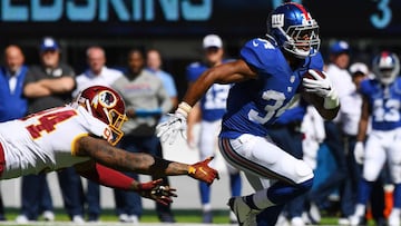 Sep 25, 2016; East Rutherford, NJ, USA; New York Giants running back Shane Vereen (34) carries the ball against the Washington Redskins in the first half at MetLife Stadium. Mandatory Credit: Robert Deutsch-USA TODAY Sports