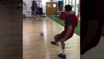 El notable túnel de Monreal a Bellerín en la práctica de Arsenal