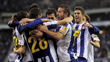 Espanyol&#039;s forward Alvaro Vazquez (hidden) is congratuled by teammates after scoring during the Spanish league football match RCD Espanyol vs Real Zaragoza on January 9, 2011 at Cornella-El Prat stadium in Barcelona.    AFP PHOTO/ JOSEP LAGO
 