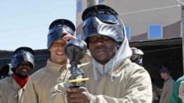 <b>ACTO LÚDICO. </b>Royston Drenthe invitó a toda la plantilla a una batalla de paint-ball para celebrar su cumpleaños. Sólo cinco miembros del plantel aceptaron el reto. Drenthe mostró una gran puntería y Calatayud actuó en su mismo equipo. Tras la 'batalla', Velthuizen explicó a Valdez y Abraham Paz cómo una de las 'municiones' le alcanzó en el cuello.