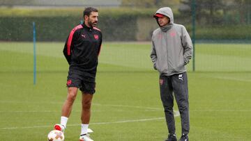 Soccer Football - Europa League - Arsenal Training - Arsenal Training Centre, St Albans, Britain - May 2, 2018   Arsenal manager Arsene&nbsp;Wenger&nbsp;speaks to former player Robert Pires during&nbsp;training   Action Images via Reuters/Matthew Childs