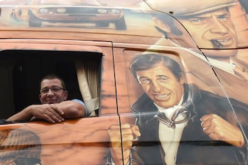 El conductor de camión francés Sebastien Desroches posa en su Scania V8 580 Hp pintado como homenaje al actor francés Jean-Paul Belmondo durante un concurso de camiones decorados.