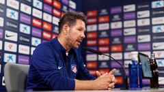 Simeone atiende a la prensa.