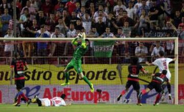 Courtois atrapa un balón.