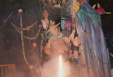 Un ninot que representa al presidente estadounidense Donald Trump, al presidente ruso Vladimir Putin y al líder norcoreano Kim Jong-un, comienzan a arder durante las Fallas en Valencia.