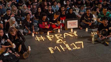 ROS04 PETALING JAYA (MALASIA), 18/07/2014. Un grupo de personas se reúne para realizar una vigilia por los pasajeros y la tripulación del vuelo MH17 de la aerolínea Malaysian Airlines, en Petaling Jaya, Malasia, hoy, jueves, 18 de julio del 2014. Malasia vive consternada la segunda tragedia aérea en apenas cuatro meses con el siniestro en el este de Ucrania del avión del vuelo MH17 de Malaysian Airlines, aerolínea que afronta un futuro incierto. El suceso, en el que han muerto 298 personas, ocurrió cuando todavía no se ha resuelto la desaparición el pasado 8 de marzo del vuelo MH370 de la misma compañía, en el que viajaban 239 personas, y cuya búsqueda se reanudará el mes próximo en el océano Índico. EFE/Azhar Rahim