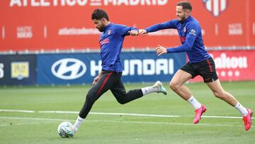 Diego Costa chuta a portería en presencia de Saúl.