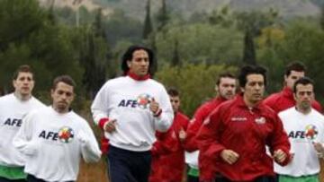 <b>EN PLENO ESFUERZO. </b>El equipo de parados de la AFE, durante uno de los entrenamientos realizados en El Albir (Alfaz del Pí).