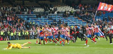 El Atleti llegó invicto a la final de la Copa del Rey.
El partidose jugaba ante el Real Madrid en el Estadio Santiago Bernabéu. Finalmente, el equipo rojiblanco doblegó a su clásico rival por 2-1 en la prórroga. En los 90 minutos, el primer gol lo marcó Cristiano Ronaldo y Diego Costa igualó para los atléticos, ambos en la primera etapa. En la prórroga, un cabezazo de Miranda decretó el resultado final que le dio la victoria al Atlético, y cortó una racha de 14 años sin vencer a su eterno rival en partidos oficiales.