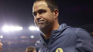 AME5767. PACHUCA (MÉXICO), 07/05/2025.- Andre Jardine, entrenador de América, dirige este miércoles en un partido de ida de los cuartos de final del torneo Clausura 2025 de la Liga MX entre América y Pachuca, en el Estadio Hidalgo de Pachuca (México). EFE/ David Martínez Pelcastre