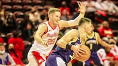 Los capitanes durante un partido en la G League