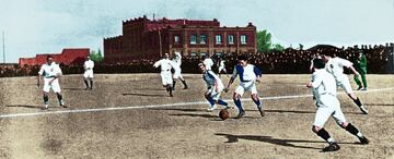 Los primeros enfrentamientos (siempre de carácter amistoso) entre madridistas y athléticos se produjeron principalmente por la proximidad entre los campos de juego del Madrid y el Athletic. Ese factor hizo frecuente los partidos entre ambos equipos. Poco a poco crecía el número de espectadores, que pretendían atender y comprender un deporte en auge a comienzos del siglo XX. Sin embargo, el 2 de diciembre de 1906 se jugó el primer derbi oficial de la historia. Ambos equipos se midieron en un partido del Campeonato Regional de Madrid. Ganaron los blancos 2-1, pero comenzaba un duelo eterno que ha visto partidos en casi todas las competiciones posibles (solamente en el Mundial de Clubes no se ha visto dicho enfrentamiento): Liga, Copa, Campeonatos Regionales, Supercopas de España, Supercopas de Europa… y sobre todo la Champions, con tres duelos históricos.