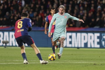 1-1. Falla Marc Casadó en el despeje y deja  el balón muerto en el balcón del área para que Rodrigo de Paul coloque el esférico al palo izquierdo de Iñaki Peña y anotar.