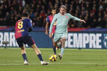 1-1. Falla Marc Casadó en el despeje y deja  el balón muerto en el balcón del área para que Rodrigo de Paul coloque el esférico al palo izquierdo de Iñaki Peña y anotar.