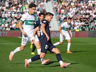 ELCHE (ALICANTE), 07/12/2025.- El defensa del Girona Alexandre Moreno (d) y el centrocampista del Elche Héctor Fort (i) durante el partido de la jornada 15 de LaLiga EA Sports disputado este domingo en el estadio Martínez Valero de Elche. EFE/Pablo Miranzo