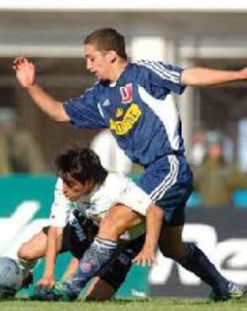 Manuel Iturra hacía sus primeras armas en el fútbol profesional cuando logró el Apertura 2004 con Universidad de Chile. En aquel torneo, 'Colocho' jugó 21 partidos y fue expulsado una vez. 
