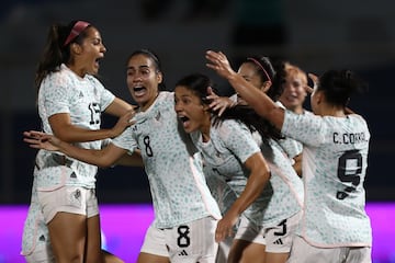 Jugadoras de la Selección Mexicana Femenil tras ganar a Venezuela la medalla de oro en San Salvador 2023.