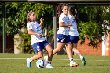 La Roja Femenina realizó su tercer día de entrenamientos en la cancha del Colegio Colombo Británico de Cali. En la primera jornada del Grupo A tendrá descanso.