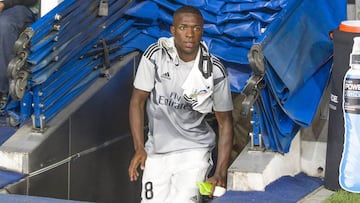 Vinicius salta al césped del Santiago Bernabéu.