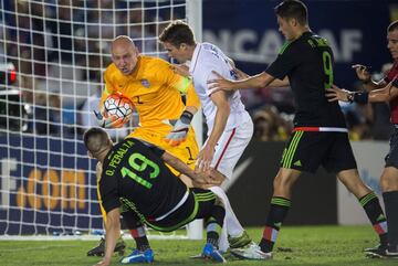 Oribe Peralta vs Brad Guzan. Jugada de mucho contacto en la que el arquero se llevó la peor parte