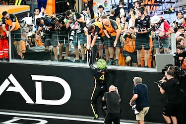 Lando Norris celebra con sus compañeros de McLaren el campeonato del mundo del piloto británico.