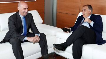 Rubiales y Tebas se atacan en Twitter por los horarios y el calor