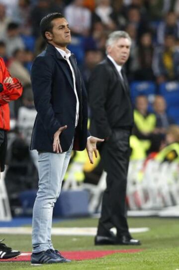 El entrenador del Almería, Francisco Rodríguez (i), durante el partido de Liga en Primera División ante el Real Madrid que disputan esta noche en el estadio Santiago Bernabéu. 