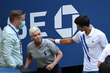 El tenista serbio Novak Djokovic y un trabajador del torneo se preocupan por la juez de línea tras recibir un pelotazo accidental por parte de Djokovic en el partido ante el español Pablo Carreño en el US Open.