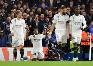 Rodrygo Goes reza en la celebración de su primer gol del encuentro mientras sus compañeros vuelven a su parte del terreno de juego.