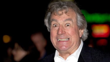 Una de las pérdidas más recientes del mundo del cine, ya que su fallecimiento se produjo hace unos días, el 31 de enero. Conocido por ser uno de los fundadores de la compañía Monty Python, con quienes dio su salto a la fama. Además de ello, también dirigió películas como 'La vida de Brian' o 'El significado de la vida'. A los 77 años, Terry Jones no pudo más con la demencia que le impidió incluso reconocer a sus propios compañeros.
