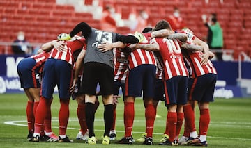 El Atlético de Madrid salió al terreno de juego con: Oblak; Trippier, Savic, Felipe, Hermoso; Koke, Llorente, Carrasco, Lemar; Correa y Luis Suárez.

