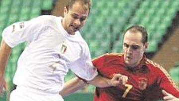 <b>LUCHA SIN PREMIO. </b>Javi Rodríguez intenta parar a Montovanelli.